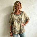 Stil Boho-Chic Parizian: Imprimeu digital vibrant și detalii rafinate din dantelă perforată pentru un look tineresc și plin de prospețime!